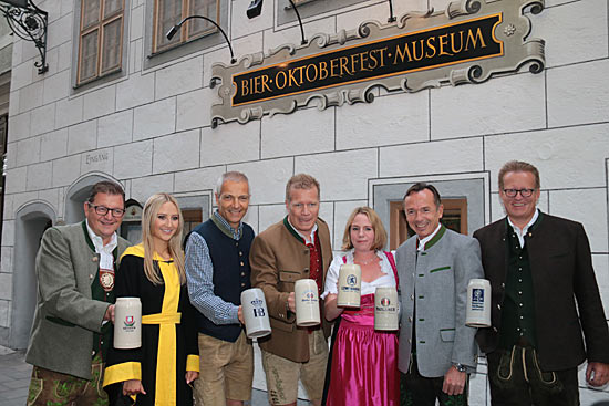Die Münchner Brauereichefs bei der Wiesn Bierprobe 2015: Bernhard Klier (Löwenbräu), das Münchner Kindl Laila Noeth, Dr. Michael Möller (Hofbräu), Andreas Steinfatt (Paulaner), Katrin Schilz (Spaten), ... (Augustiner), ... (Hacker Pschorr) (©Foto:Martin Schmitz)